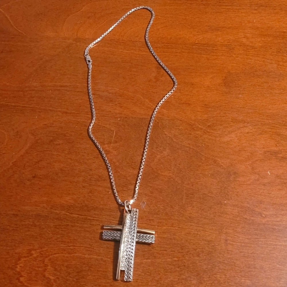 Mens siliver cross pendent necklace